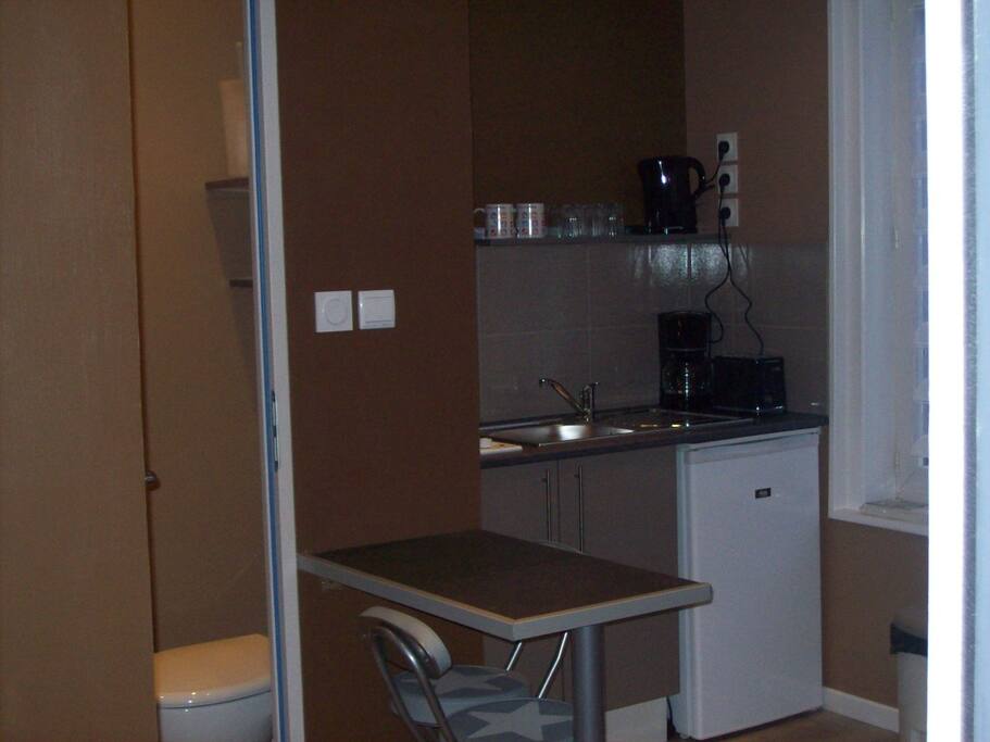 Table bar avec tabouret.