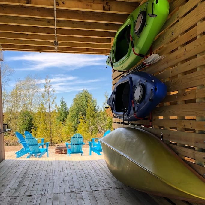 Canoe and kayaks; minutes from Kangaroo Lake and Lake Michigan