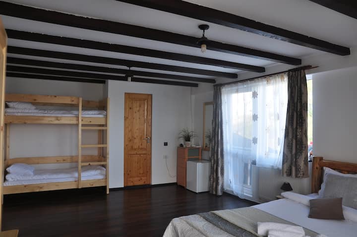 חדר שינה 5, מתאים ל -4 אנשים במיטה זוגית אחת ו -2 מיטות קומתיים