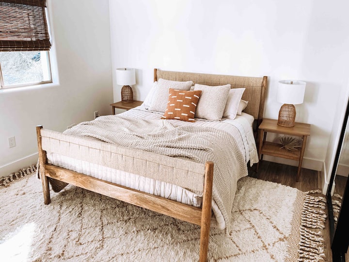 Third bedroom with mirrored sliders and queen bed.