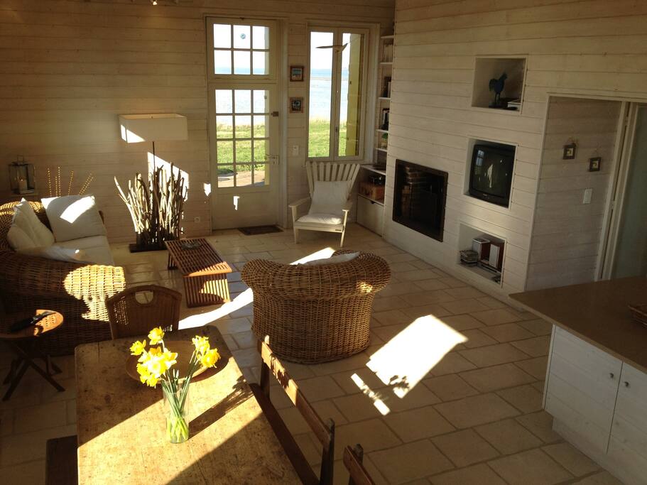Salon et salle à manger.