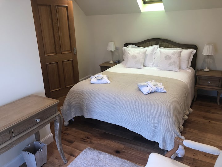 Kingsize bedroom with bath en-suite