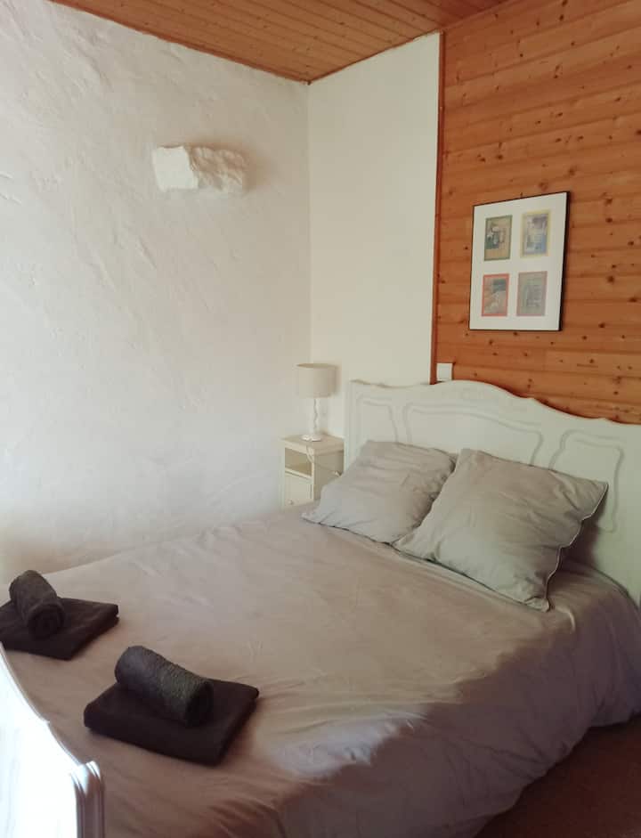 חדר שינה 4 עם מיטה זוגית.