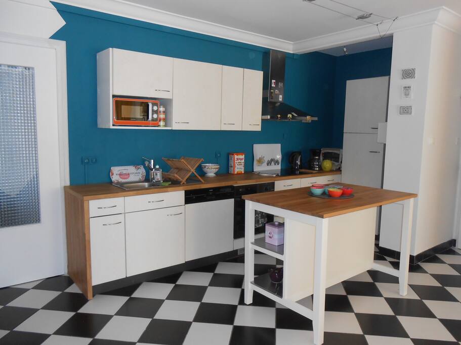 La cuisine tout équipée (lave vaisselle,four, mini four, micro-onde, plaque de cuisson, bouilloire, cafetière, vaisselle)