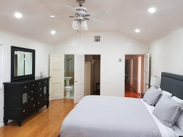 Spacious Group Travel Home gallery image 4