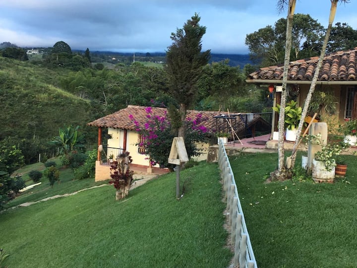Segunda casa con una sola habitación y baño, más cerca del sonido del río. 