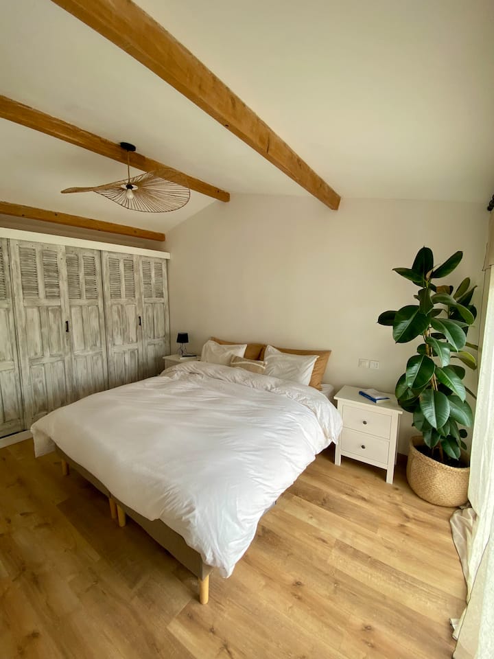 ประเภทเครื่องนอน 180 ซม. "พนักงานโรงแรม" 
ห้องนอนที่ 1