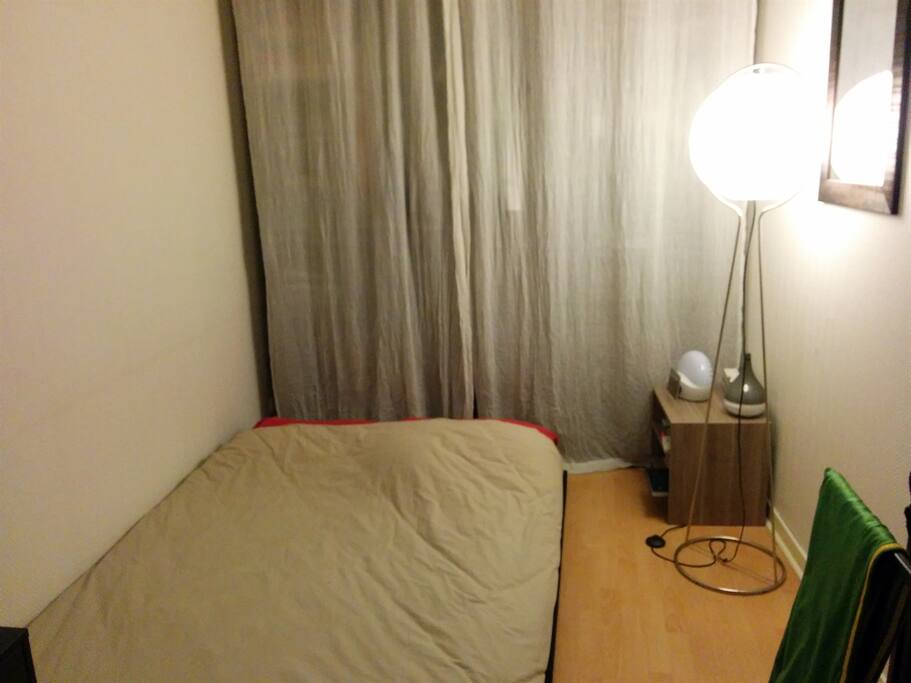 Le futon et la penderie au fond