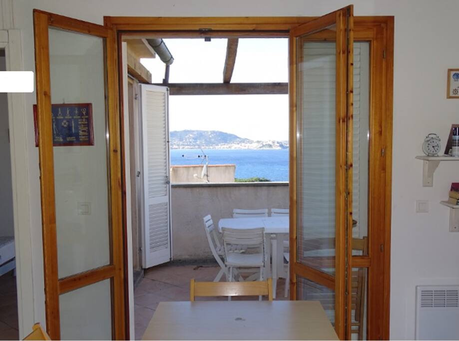 Vue traversante sur la mer depuis la porte d'entrée
