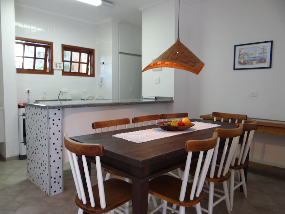 Mesa central integrada com a cozinha.