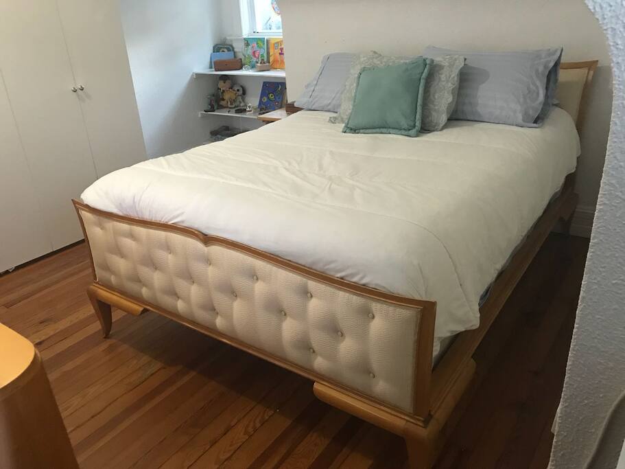 Master BedRoom w/ Luxury Queen size Beautyrest Mattress bed
