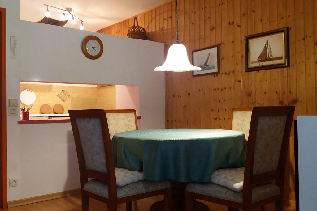 Der Essbereich mit Blick auf die Küche