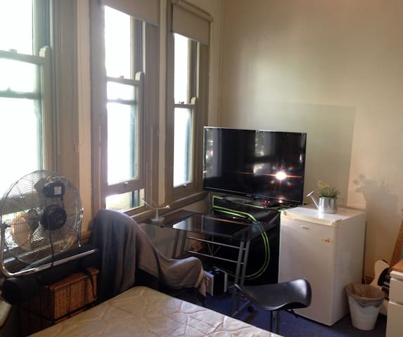 Big Bright Room in a Historic Surry Hills Pub