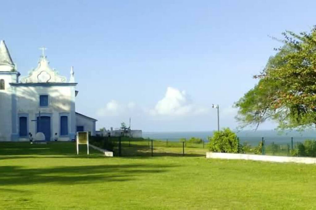 Igreja vista do jardim da casa