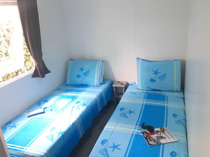 Საბავშვო ოთახი: 2 ერთადგილიანი საწოლი და კარადა საკიდებით