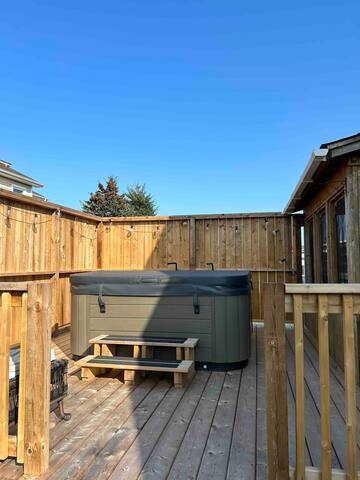 3 bedroom house with ocean view and hot tub gallery image 3