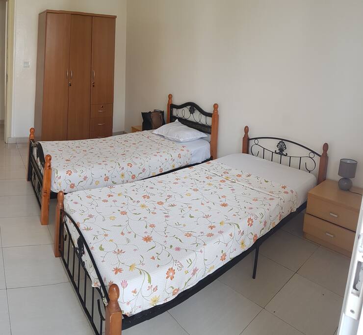 une chambre avec deux lits indiviuels