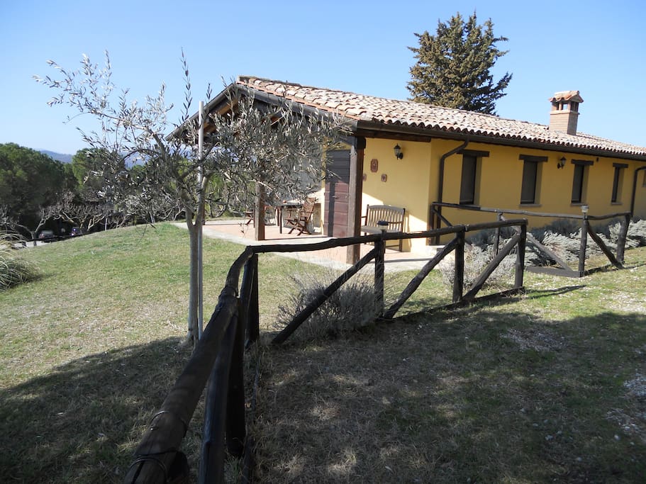 ingresso e giardino lato Alba