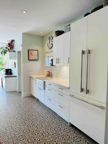 4+ bed Character Home Blocks to Beach. gallery image 4