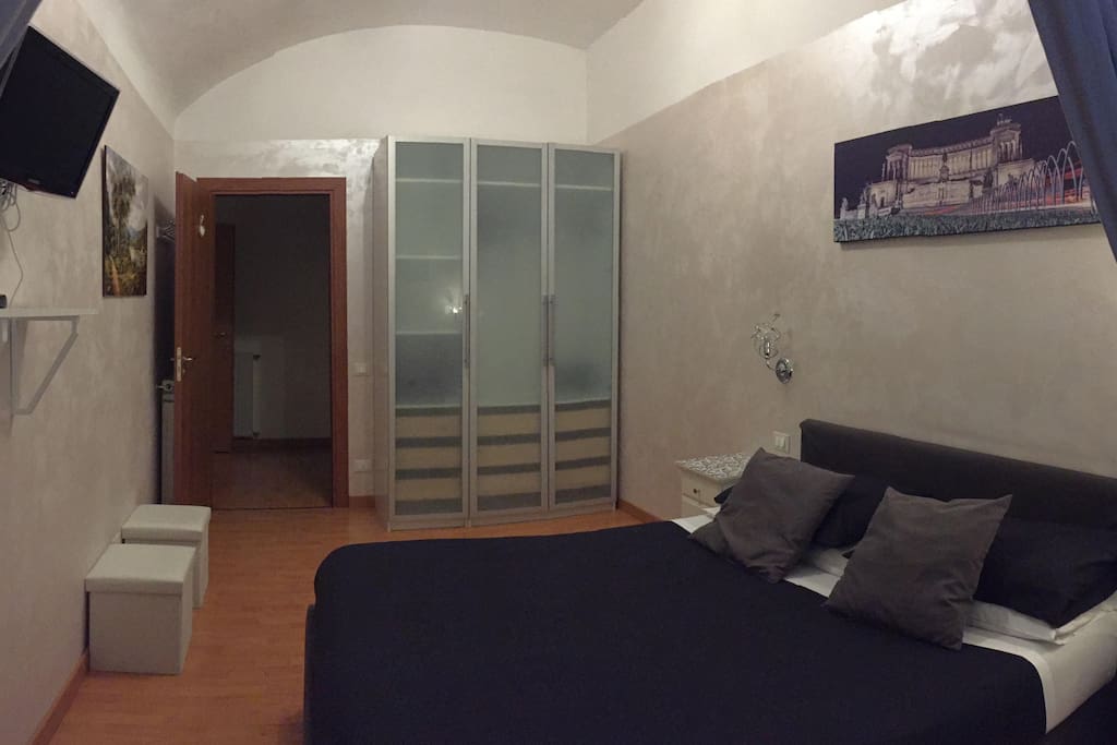 In questa foto potete osservare la camera da letto ideale per due ospiti con la possibilità di aggiungere un terzo letto. Wifi Free, colazione Inclusa, Tv Led digital.