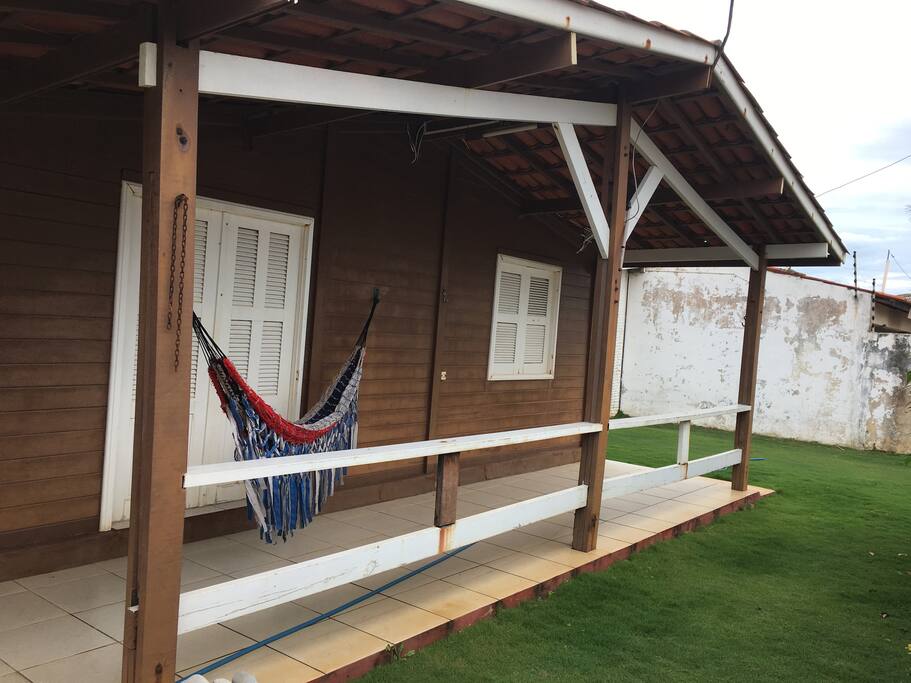 frente da casa com espaço para rede