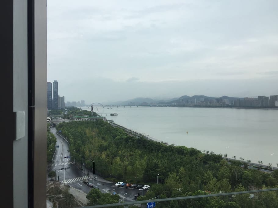 落地窗外江景