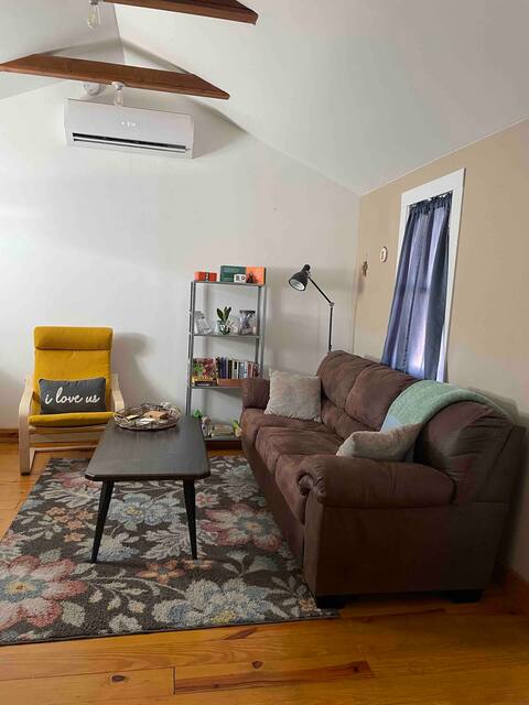 Adorable Downtown Casita