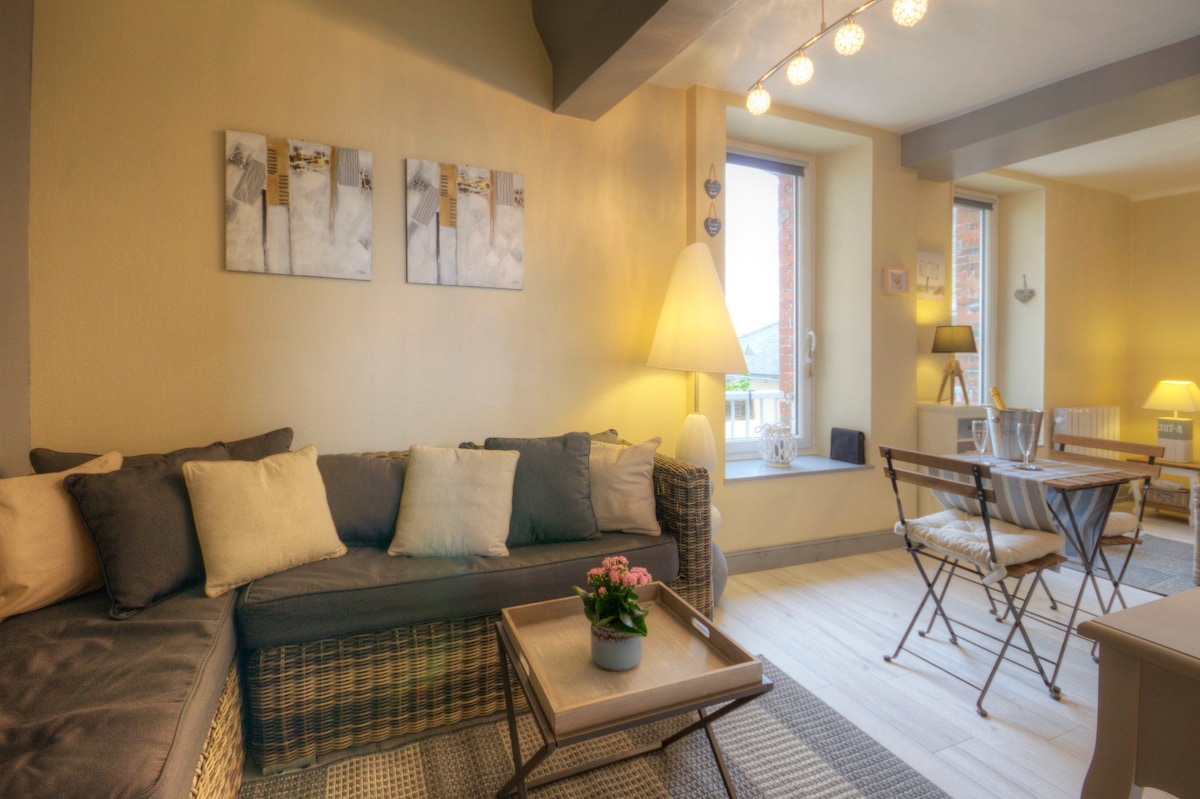 sala de estar con TV y DVD