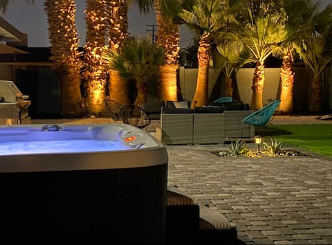 Unique. Modern. King bed Close to strip. Sleeps 12