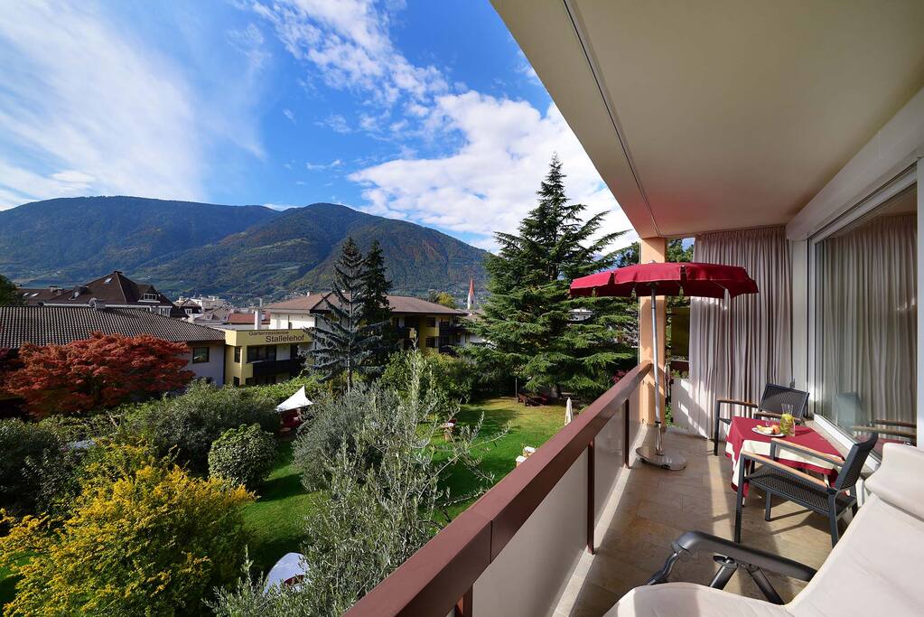 Südbalkon mit Gartenblick