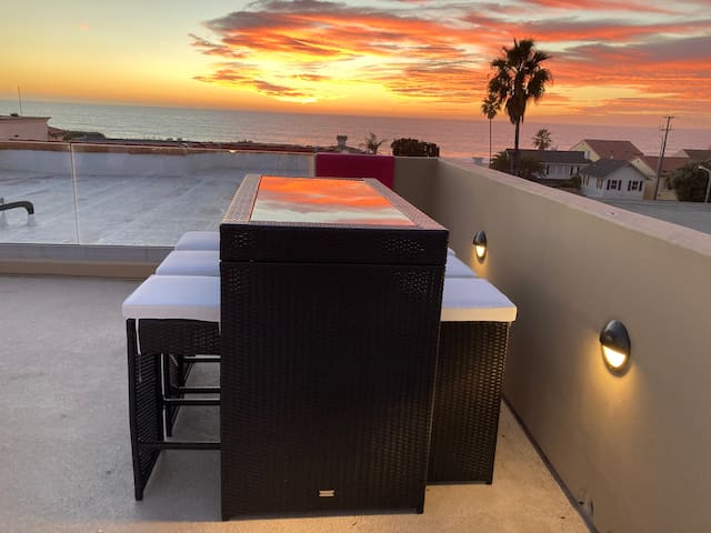 Luxury 2 bedroom/2 bath 1/2 block from beach