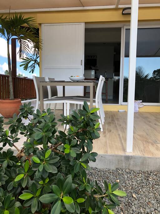 Une de vos deux terrasses dans la verdure
