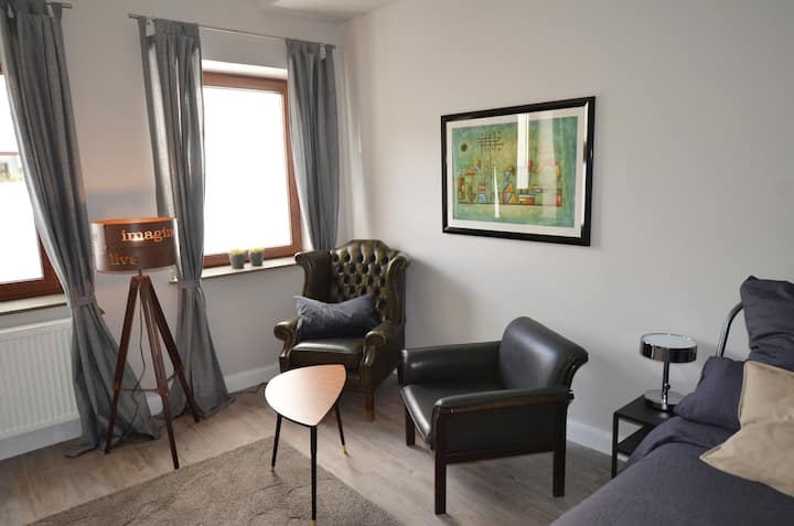 na viti vizuri mbele ya runinga...