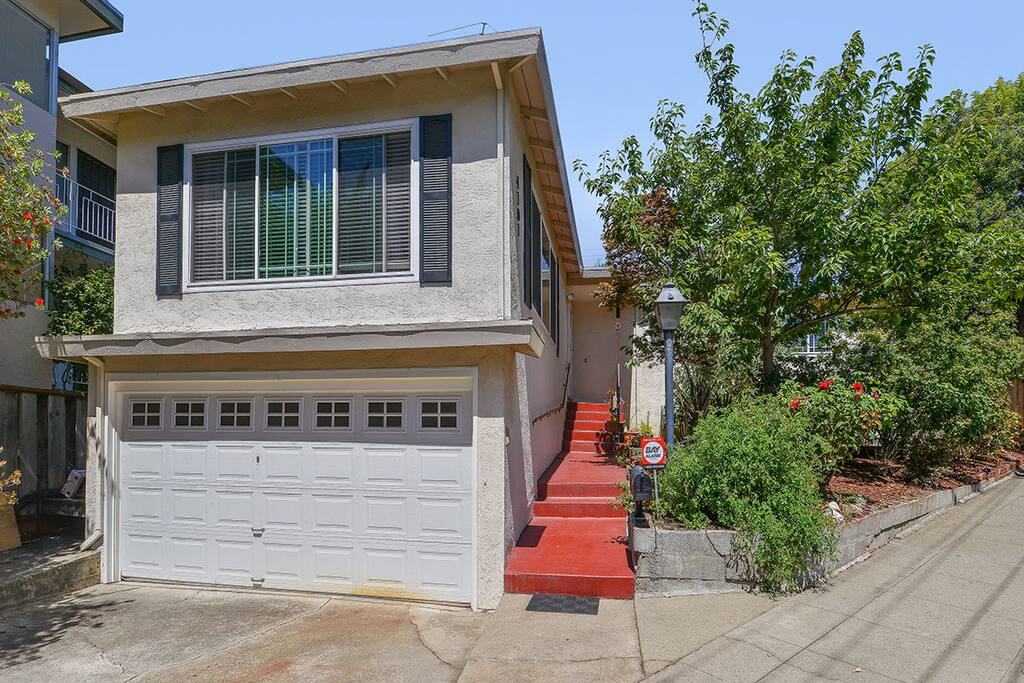 Charming front yard has tomatoes, peppers, and herbs ripe for the pickin'