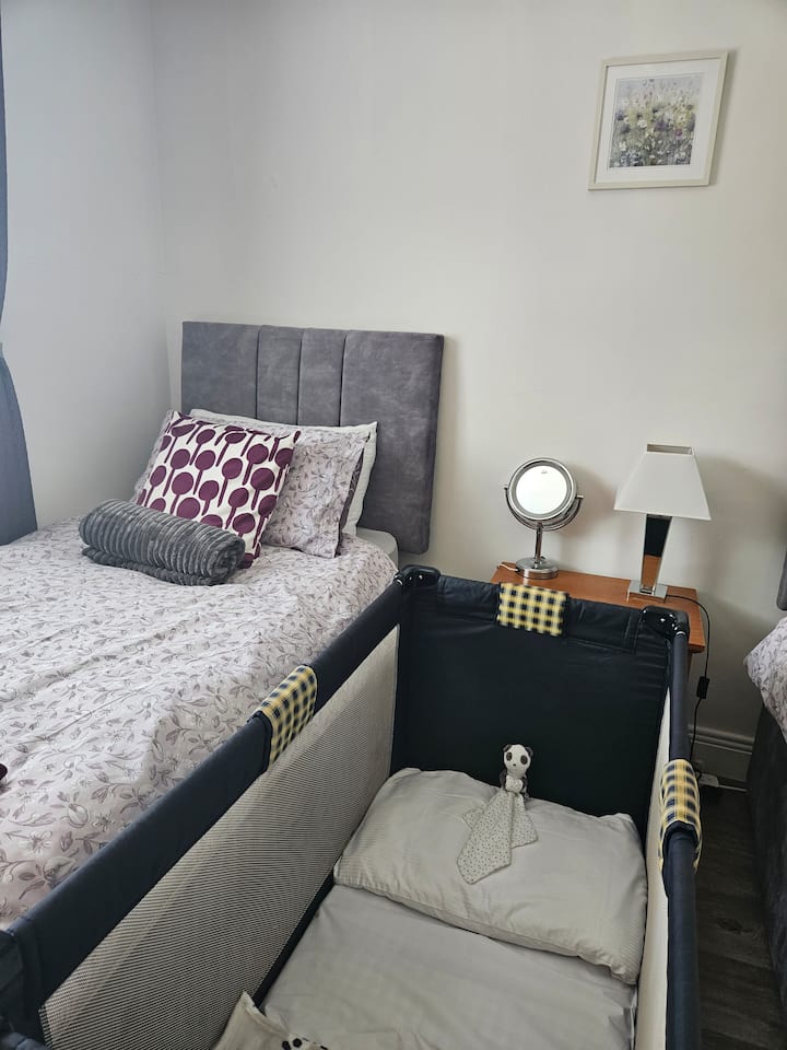 Lit bébé de voyage avec literie disponible sur demande 