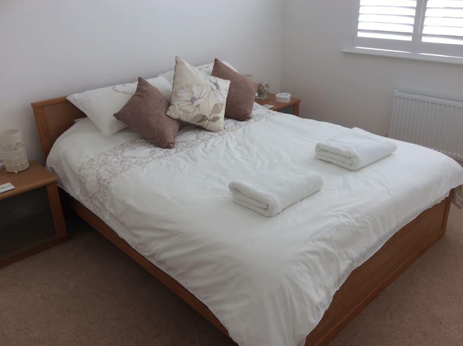 Comfortable, king size mattress. Clean and fresh, bedding and towels.