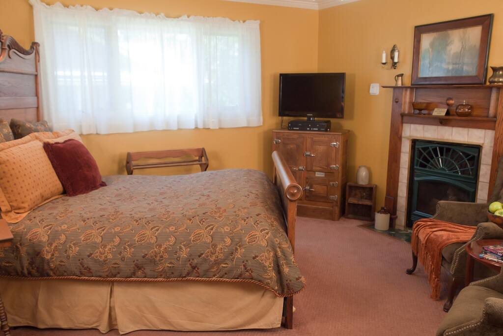 Spacious room with antiques.