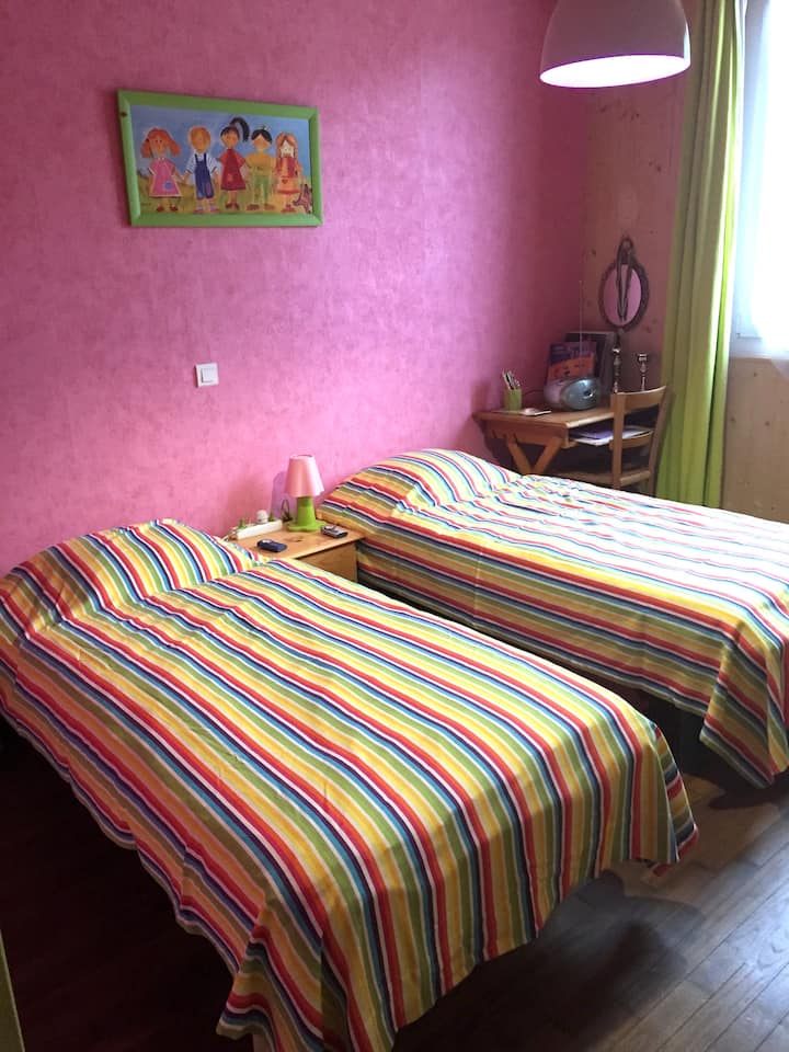 Детска соба на горниот кат, 2 кревета од 90 и јорган во 140