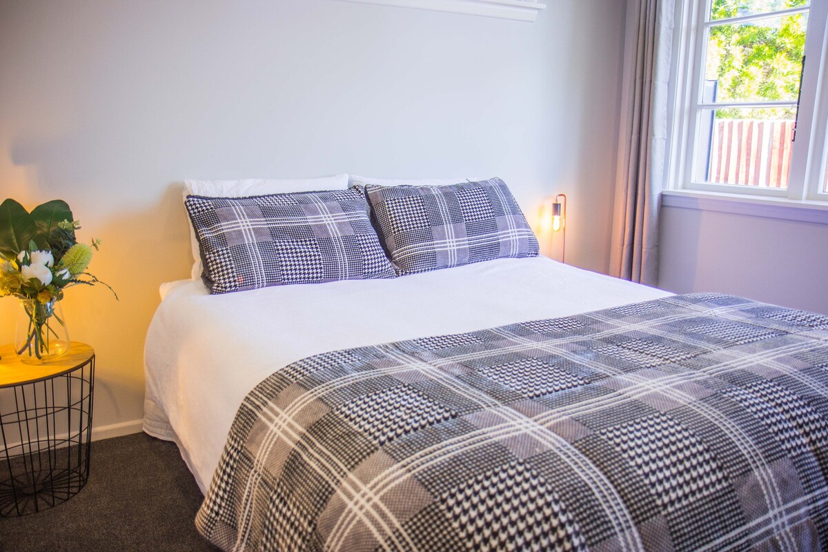 Spálňa 2.
Veľká manželská posteľ, elektrická prikrývka, inteligentná televízia, šatníková skriňa, stojan na batožinu.