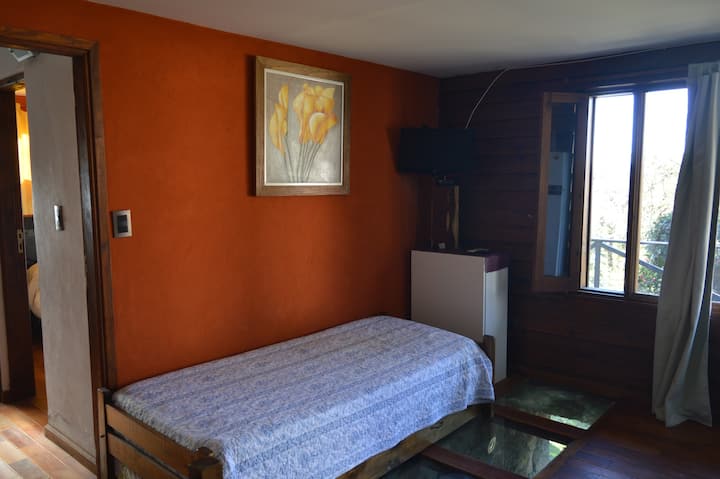 Кауч на спуштање со морнарски кревет. Може да го видите херметички затворениот стаклен под каде што тече потокот за време на дождливо време.