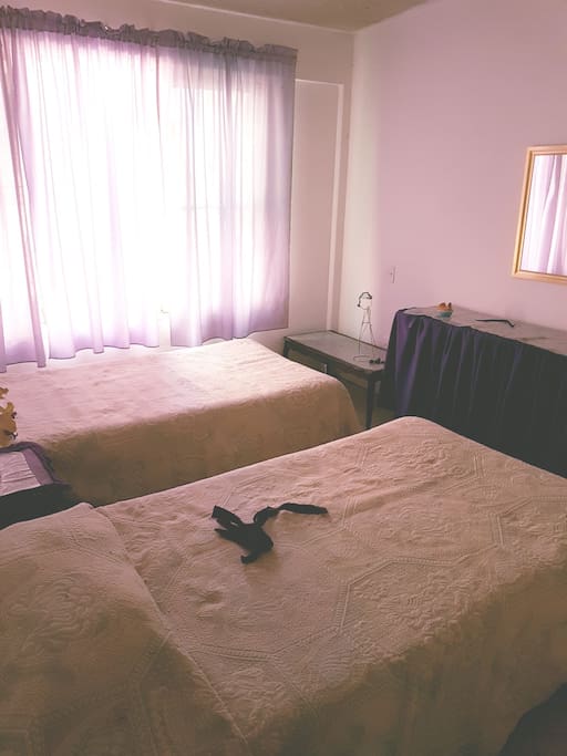 Habitación número uno con dos camas individuales