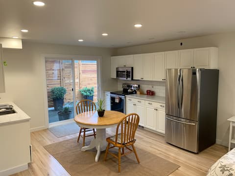 Newly renovated quiet bachelor suite.