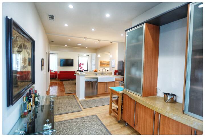 Modern House with Pool (steps to Beverly Hills)