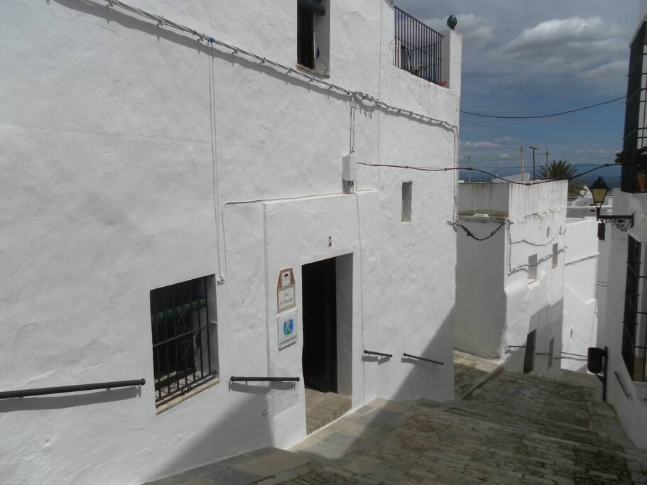 Entrada de la casa en cuyo interior está el apartamento