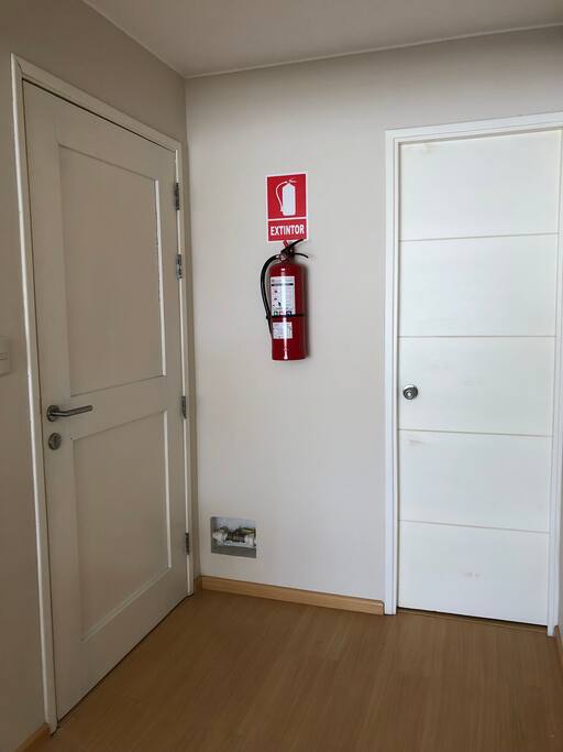 El departamento cuenta con extintor en caso de alguna emergencia.
