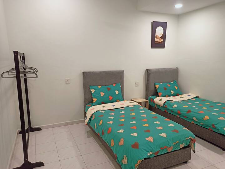 Საძინებელი 2: შეისვენეთ ტილოს ნახატს თან ახლავს საყოფაცხოვრებო პირობები - კონდიციონერი, ჭერის ვენტილატორი, ტანსაცმლის საშრობი თარო და ა.შ.
#დაისვენეთ და დაიმუხტეთ :)