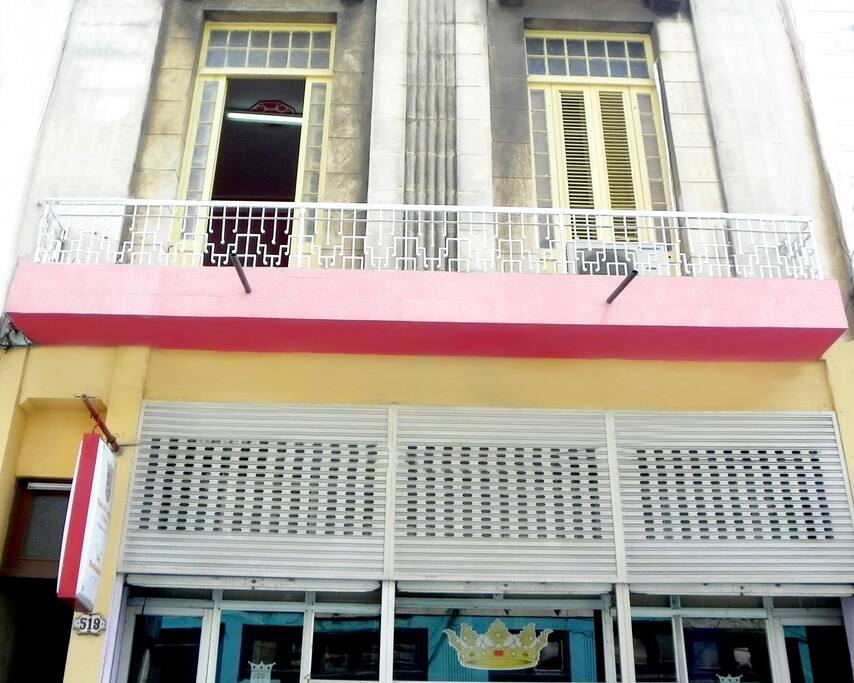 La fachada del balcón que da a la calle