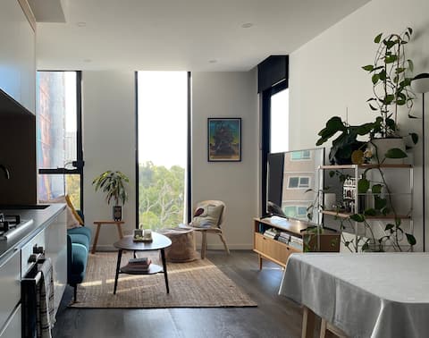 Popular Airbnb listing: Collingwood Tree-View Apartment in Collingwood