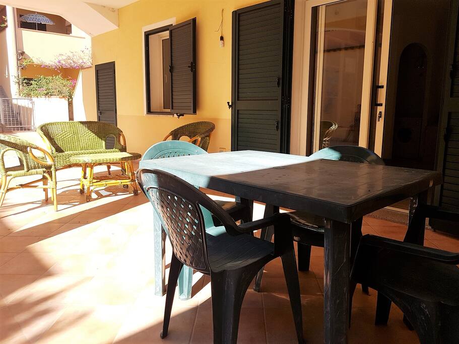 Ingresso con salotto esterno e tavolo