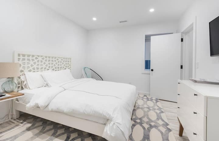 Dhomë gjumi e nivelit të ulët dopio "queen"